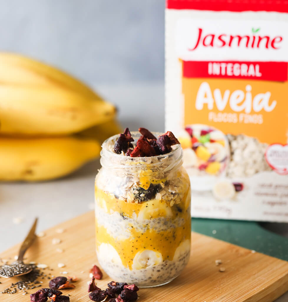 Overnight oats com aveia, linhaça dourada e creme de frutas amarelas