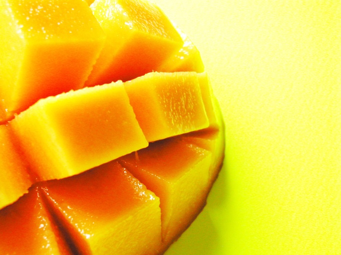 Frutas e vegetais alaranjados, como a manga, são ricos em betacaroteno (foto: istock)