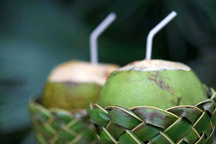 A água de coco ajuda a minimizar marcas de expressão e rugas (foto: istock)