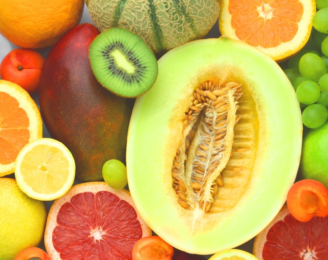 Diversifique, mas sempre mantenha frutas ricas em vitamina C na fruteira de casa (foto: istock)