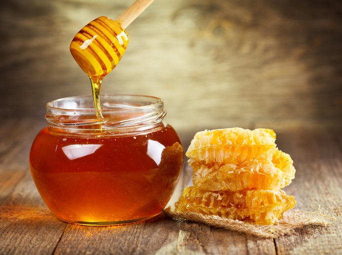 As enzimas naturais do mel limpam a pele de forma profunda e eliminam as toxinas (foto: istock)