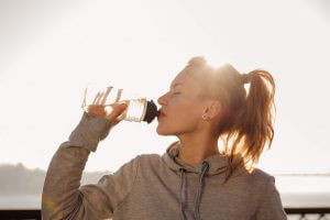 os benefícios de beber água