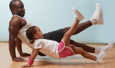 Exercicio com criança em casa